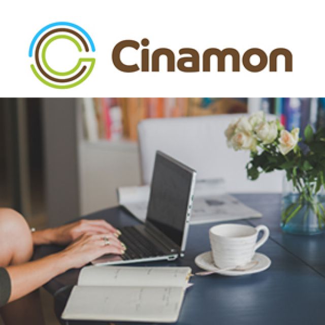 Cinamon Logo und Bild von Frau mit Laptop und Kaffee