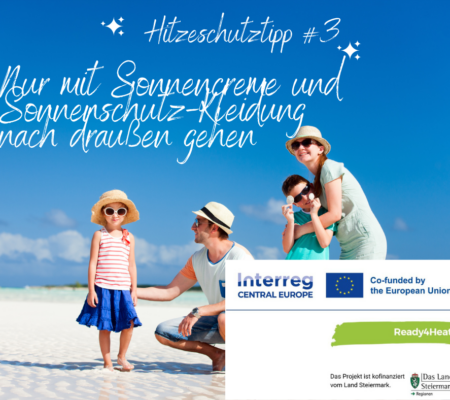 2 Erwachsene und 2 Kinder in Sommerkleidung am Strand mit blauem Himmel im Hintergrund