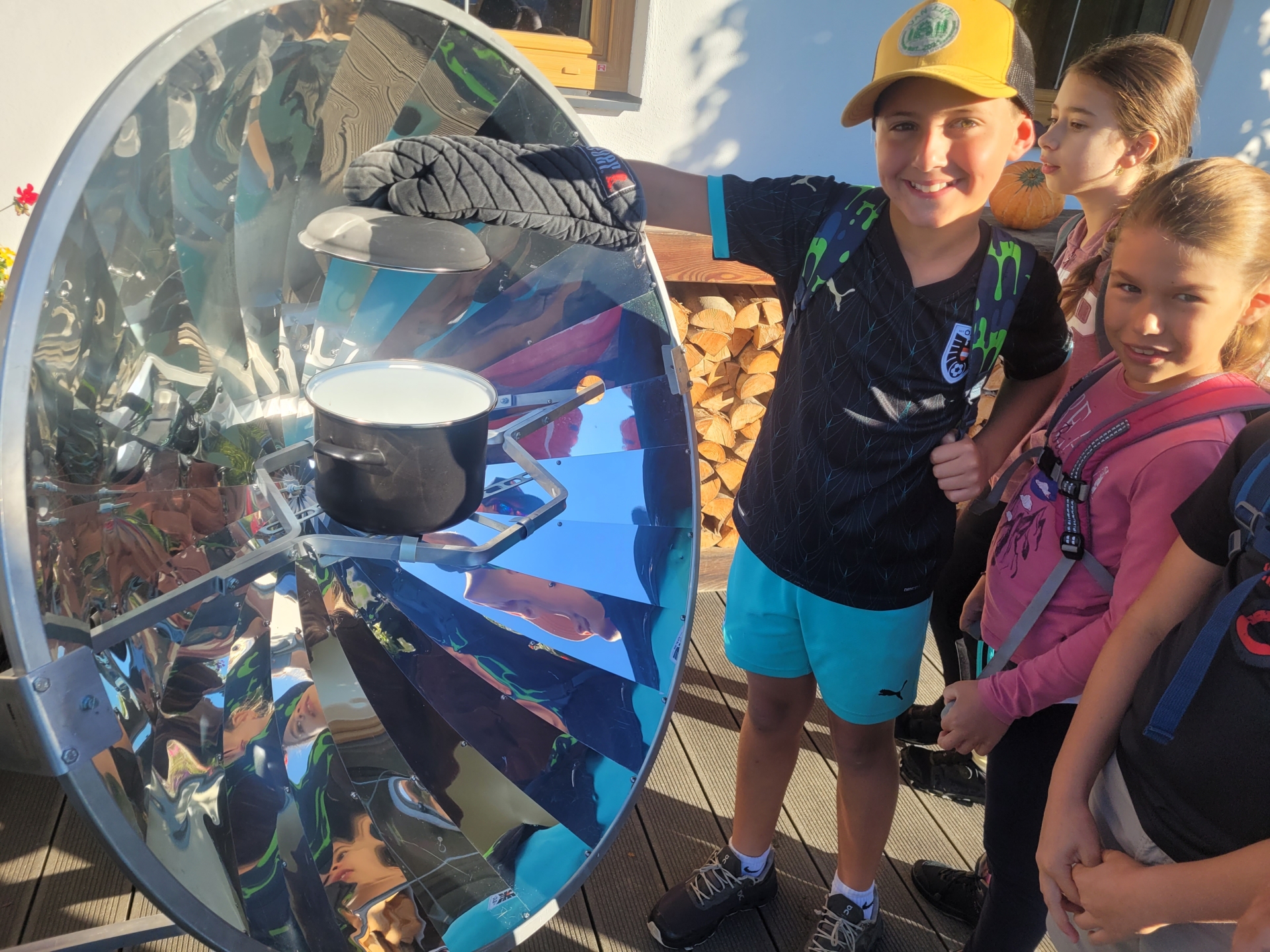 Kinder kochen mit einem Solarofen