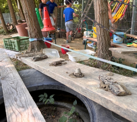 Kinder im Garten des Kindergartens