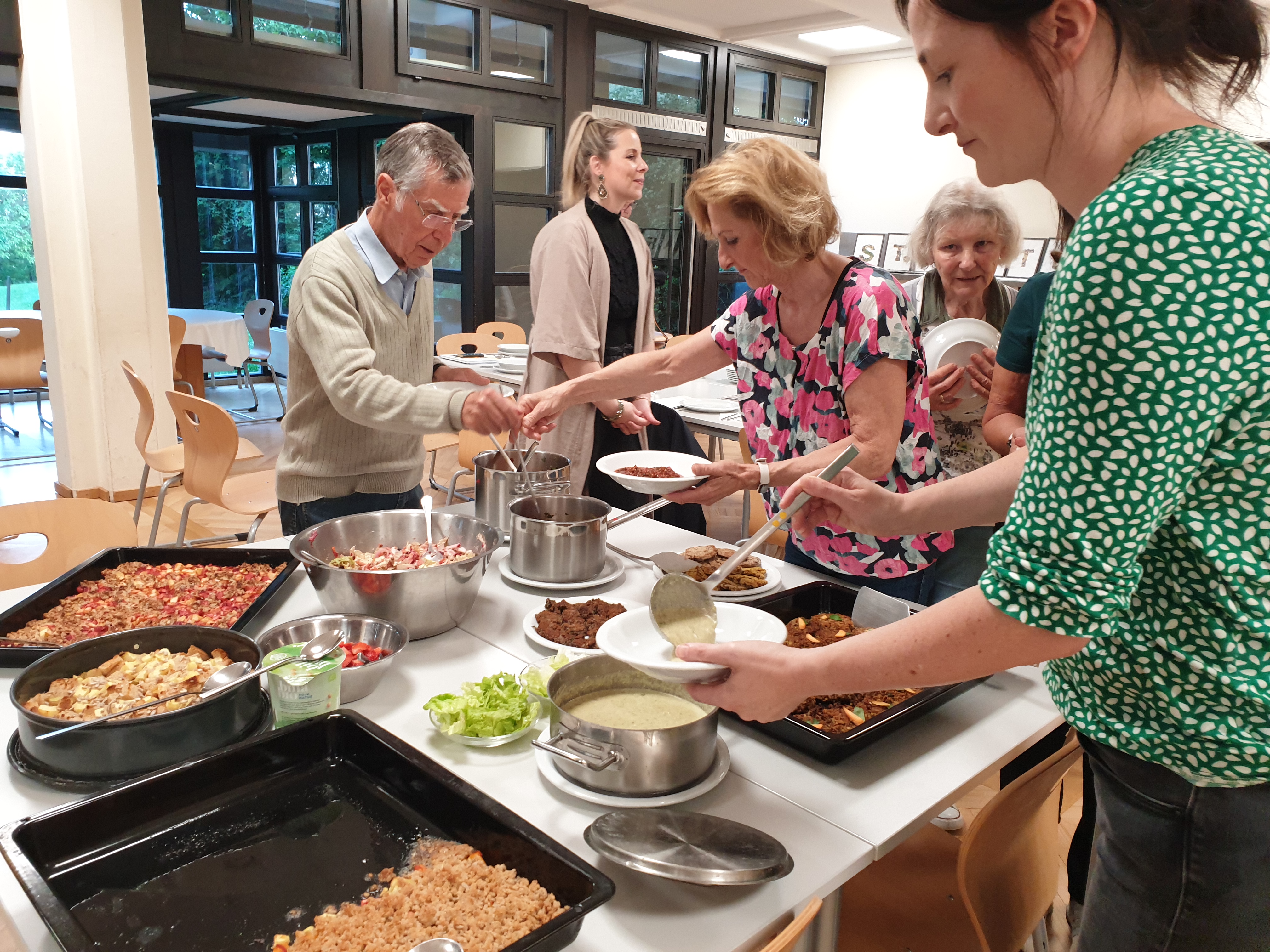 Menschen kochen gemeinsam