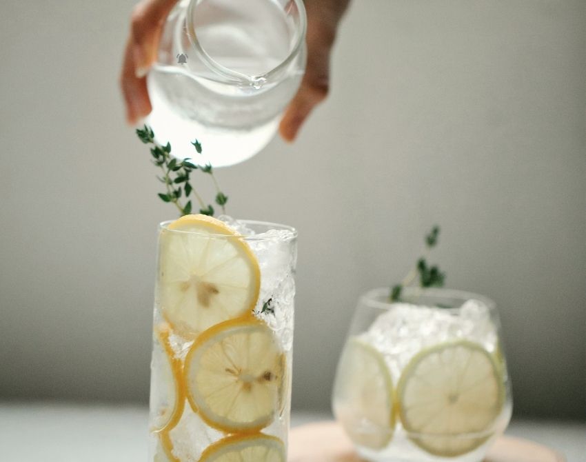 Glas Wasser mit Zitrone und Thymian