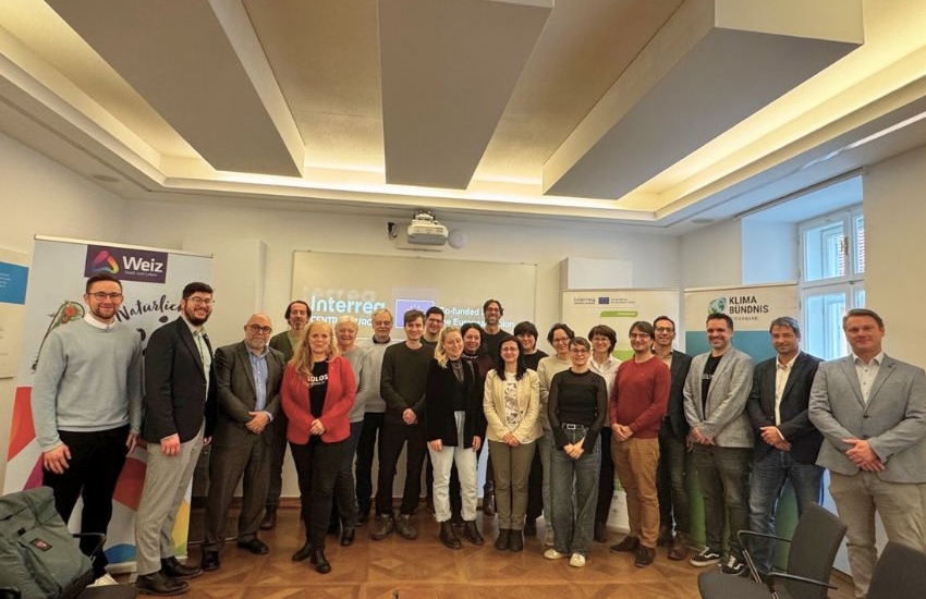 Gruppenbild mit ca 20 Personen mittleren Alters