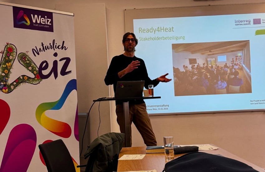 Mann präsentiert vor Beamer