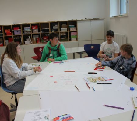 Kinder malen am Flipchart Papier auf Tisch