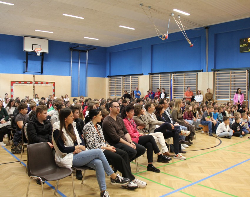 Voller Turnsaal aus Sesselreihen