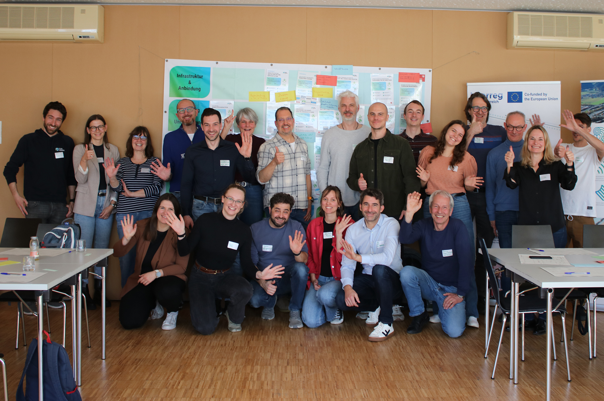 Gruppenfoto der ungefähr 20 Teilnehmer und Teilnehmerinnen