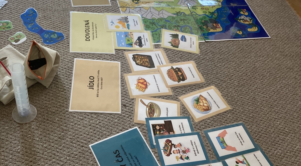 Spielmaterial am Boden ausgebreitet