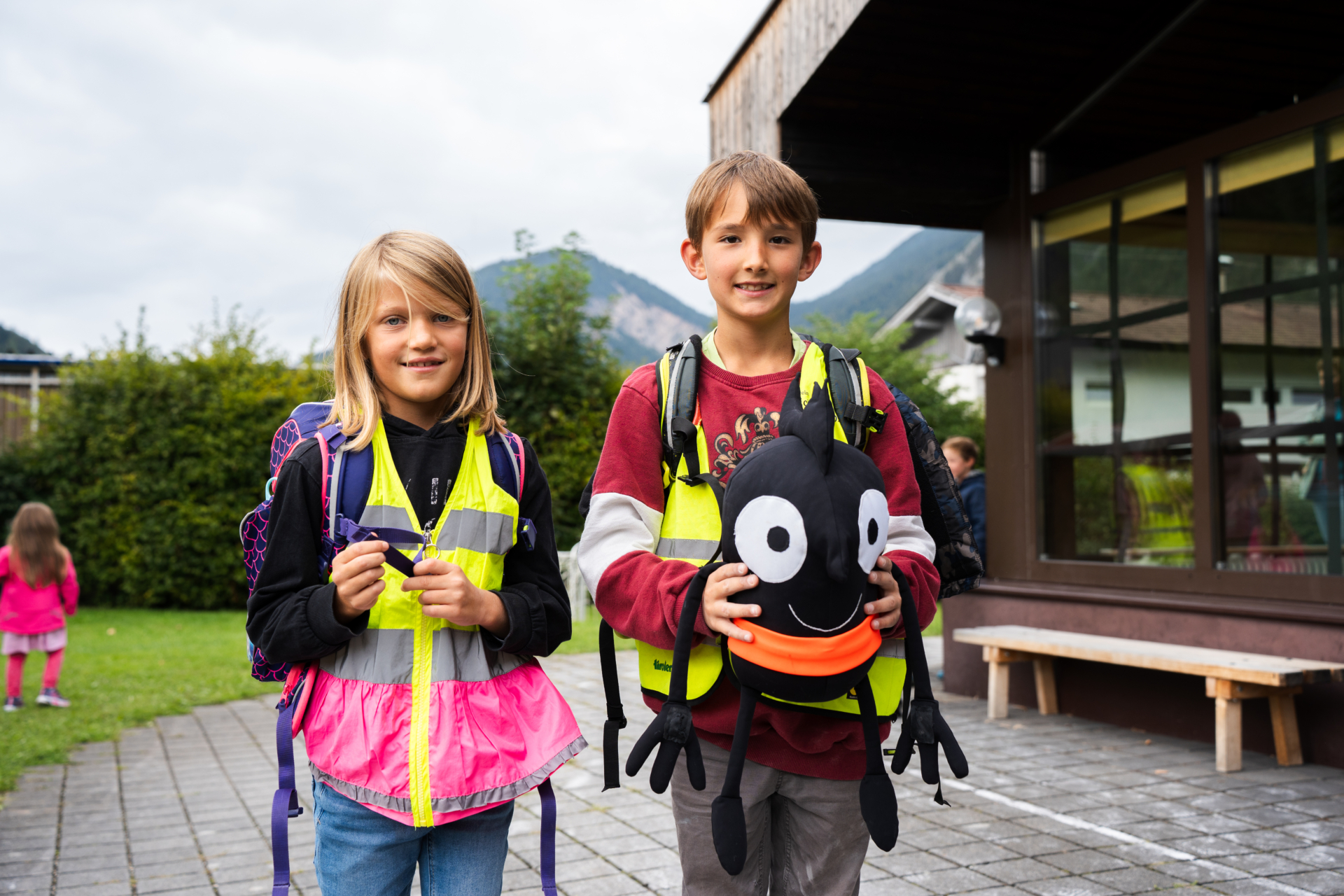 Kinder mit Edgar, dem Maskottchen der Europäischen Mobilitätswoche