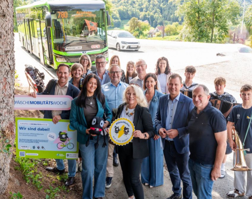 Gruppenbild von 20 Personen vor Bus mit Schildern zur Europäischen Mobilitätswoche