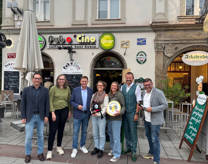 Gruppenbild von 7 Personen vor Pub
